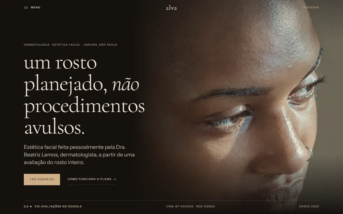 Versão Visor no computador: rosto em luz lateral fundido ao fundo escuro.
