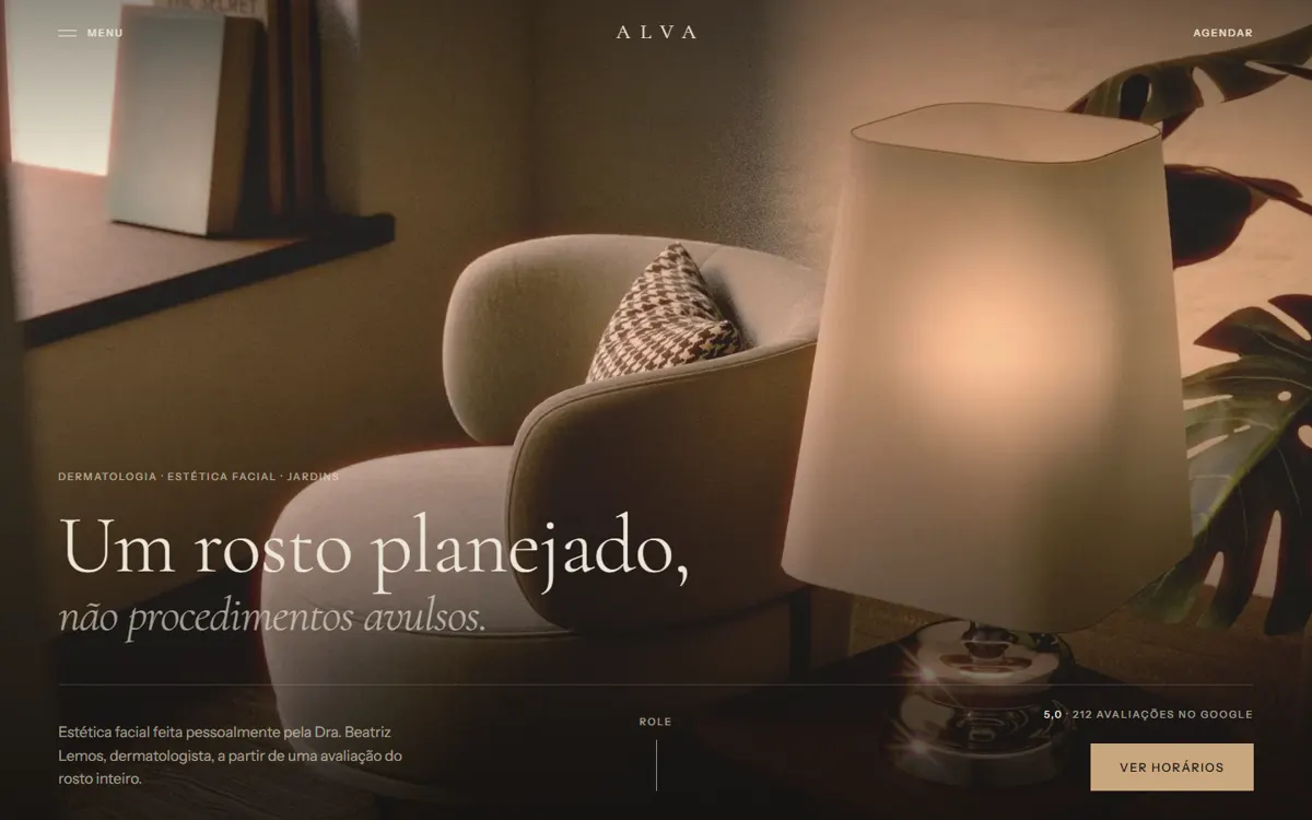 Versão Noturno no computador: ambiente com poltrona e luminária em tela cheia.