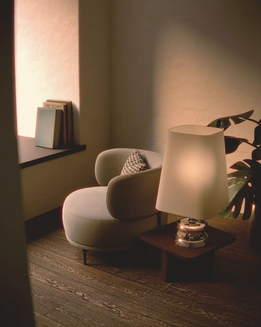 Canto do consultório ao entardecer: poltrona clara, luminária acesa e luz baixa pela janela.